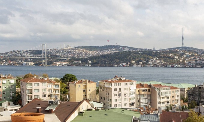 Besiktas Apartment | Delightful Besiktas Apartment with Scenic Terrace