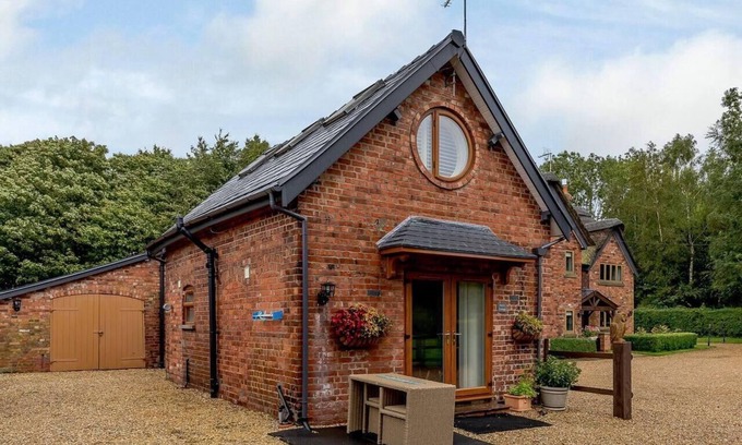 Tatton Park Cottage | Delightful Cottage with 2 Bedrooms near Knutsford