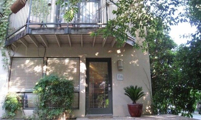Clarksville Condo | Delightful Downtown West 6th Street Condo - Walk to Everything