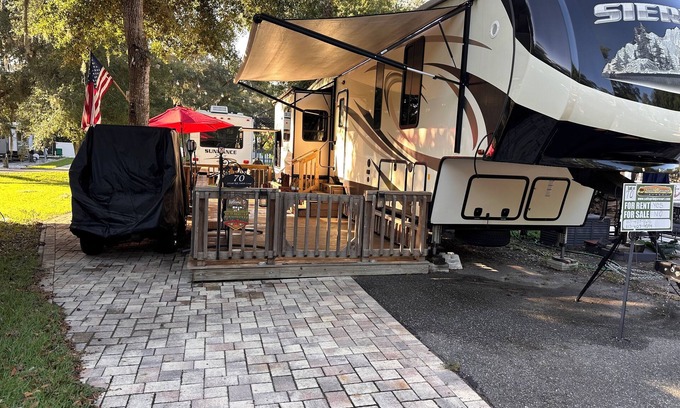 Salt Springs RV Rental | Delightful Glamping 5th wheel 2-bedroom with AC, WiFi in nice Fort McCoy