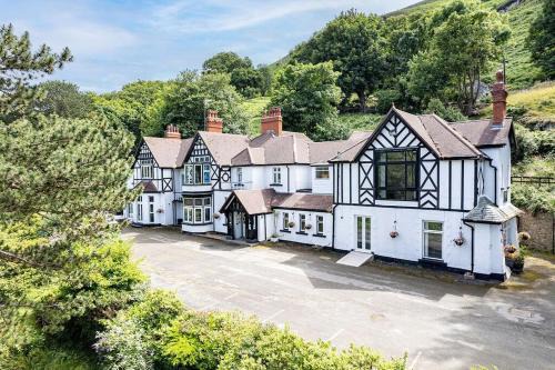 Dwygyfylchi House | Delightful holiday home with sea views and Hot Tub