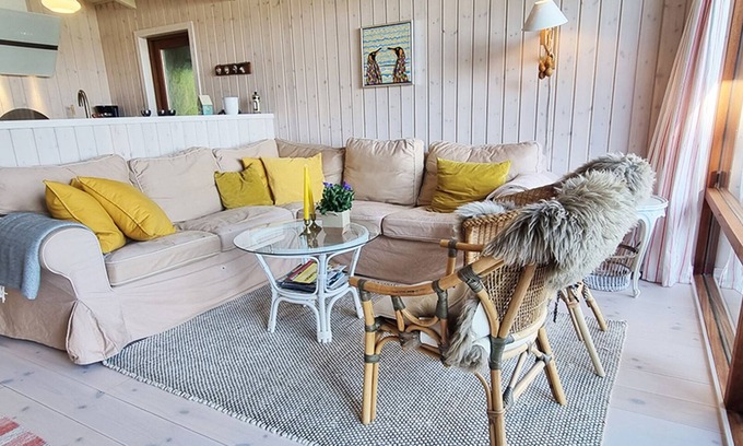 Skodshoved House | Delightful little house in the first row to the beach with sea view