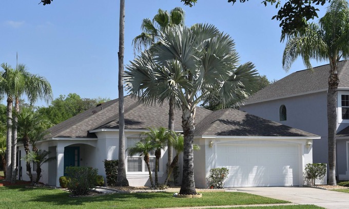 Lake Berkley Villa | Delightful modern 4 bed, 3 bath villa with private pool/spa and lake view.