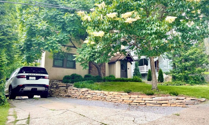 Mount Lookout House | Delightful Private Lane Home in upscale Hyde Park