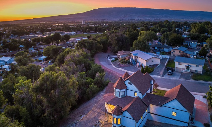 Delta House | Delta Grand Victorian - Amazing Views! Ping Pong and Cornhole!