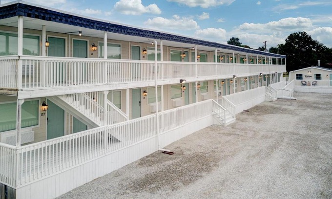 Deltaville Hotel | Deltaville Dockside Inn
