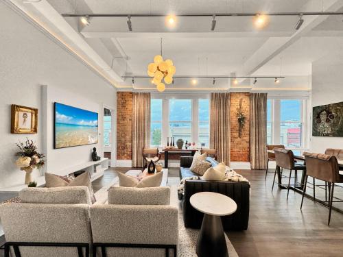 Downtown House | DeLuna Vista