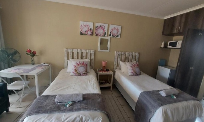 Flora Park House | DeLutz Overnight Accommodation Room 2