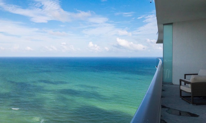 Hollywood South Central Beach Condo | Deluxe 2 BDR Penthouse Ocean View at Lyfe Resort