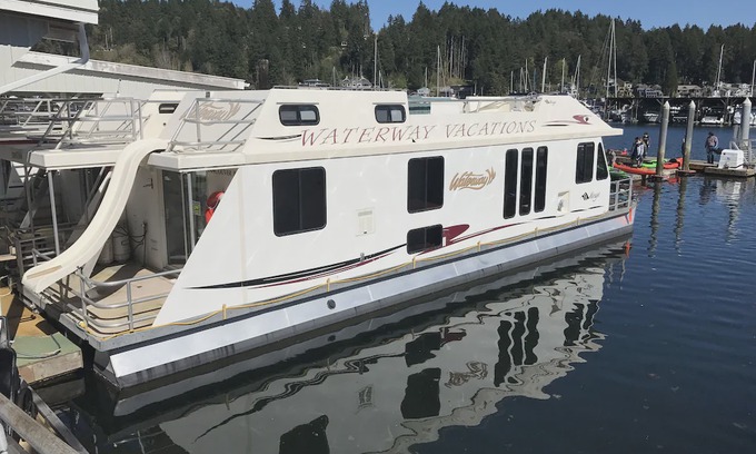 Gig Harbor Boat Rental | Deluxe 3 bedroom houseboat for rent in beautiful downtown in Gig Harbor. Boat #2