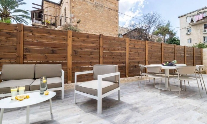 Musrara Apartment | Deluxe 3BR Garden/Parking In City Center