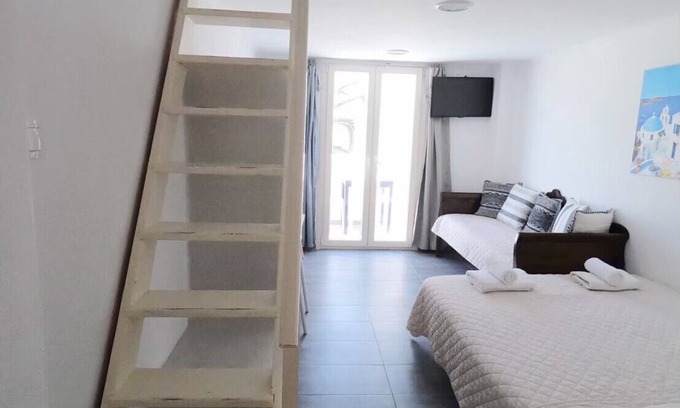 Perissa Apartment | Deluxe 5-6 persons Maisonette 30 meters from Perissa Beach