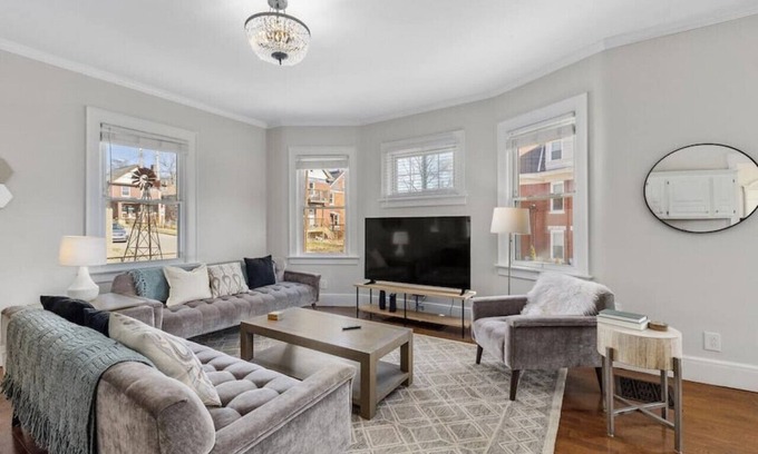 Mount Auburn House | Deluxe 6-Bedroom 3-Min to Downtown | 2-car Driveway
