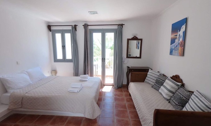 Perissa Apartment | Deluxe 6 persons Maisonette 30 meters from Perissa Beach