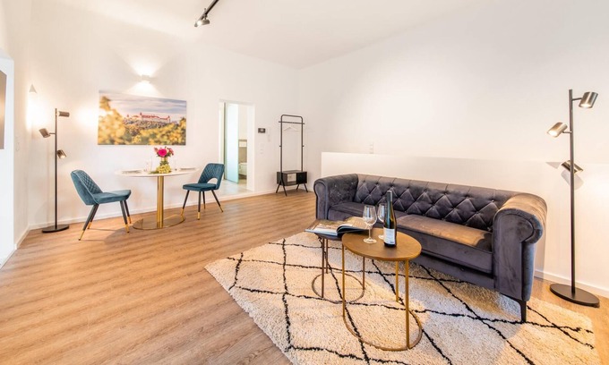 Mautern an der Donau Apartment | Deluxe Apartment with Terrace, Tabletennis and King Bed near DPU