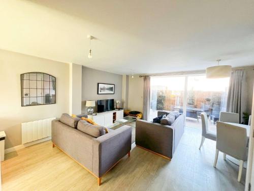Saint Paul's House | Deluxe Apartment near Cabot Circus w Parking sleeps 5