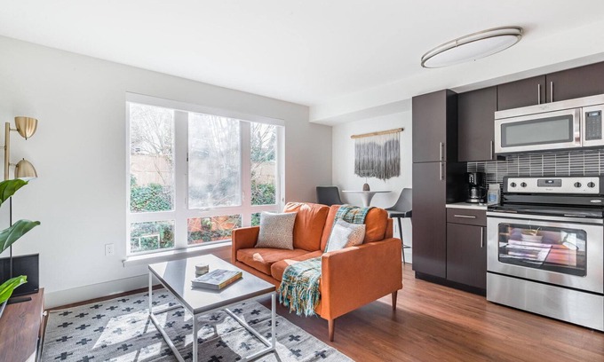 West Bellevue Apartment | Deluxe Bellevue Studio w/Lounge & Gym, nr Coffee, by Blueground