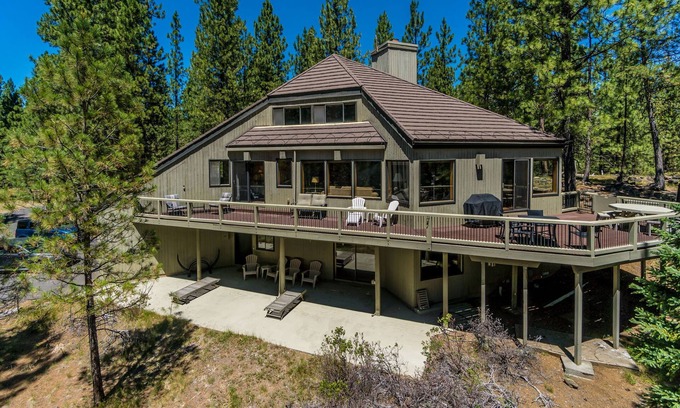 Black Butte Ranch House | Deluxe Black Butte Ranch Home. Perfect for a special family time or winter fun!