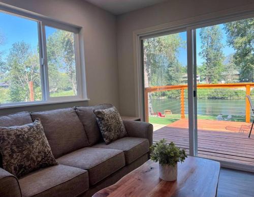 Fruitdale Apartment | Deluxe Cabin 1 - Rogue River Resort