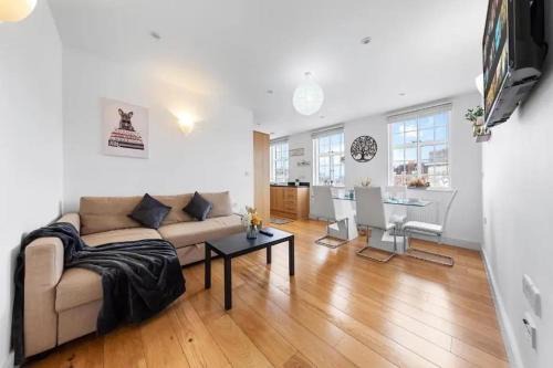 Stockwell Apartment | Deluxe Clapham 2 Bed 2 Bath Apartment, 10 mins from Oxford Circus