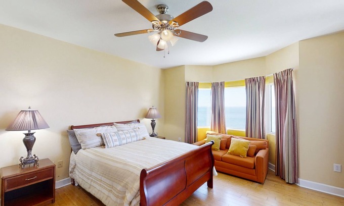 Panama City Beach Condo | Deluxe Gulf Master Free round of Golf & Activities Daily