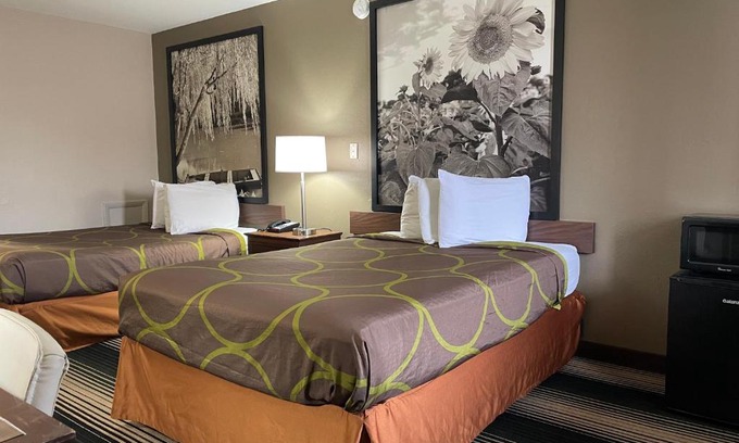 Junction City Hotel | Deluxe Inn & Suites