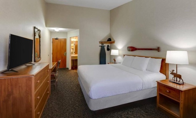 Quincy Hotel | Deluxe King at Stoney Creek Inn Quincy
