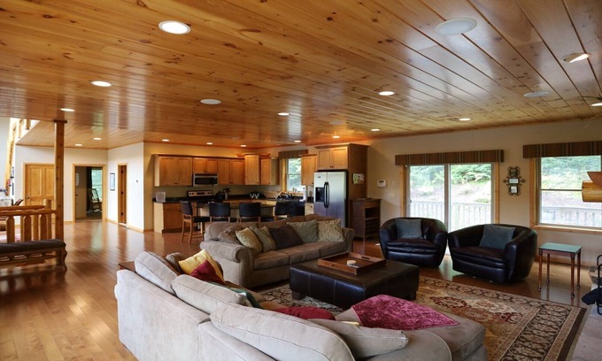Thornton House | Deluxe Large Private Homes with Gorgeous White Mountain Views! (WV41T)