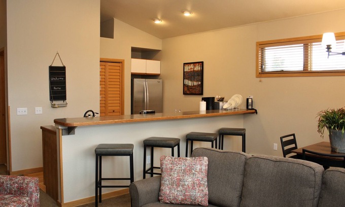 Baldy Mountain Condo | Deluxe One Bedroom Condo. AMAZING VIEWS. On bus route. Pet friendly.