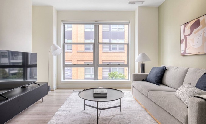 Jefferson Manor Apartment | Deluxe Potomac Yard 1BR w/W/D & Concierge, nr Airport, by Blueground