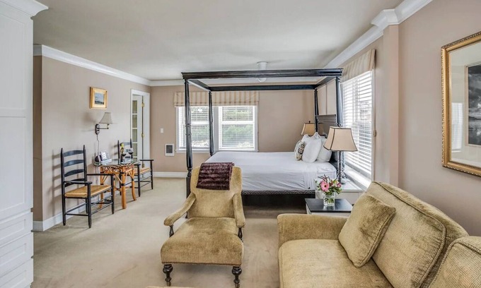 Downtown Cannon Beach Hotel | Deluxe Queen Room with Beach Access! Close to Cannon Beach Art Galleries!