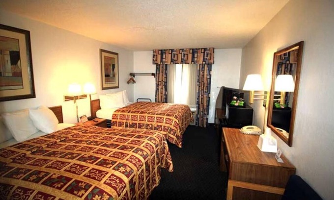 Roseville Hotel | Deluxe Queen Room With Two Queen Beds Non-Smoking