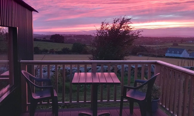 Borris Cabin | Deluxe romantic glamping cabin with king bed