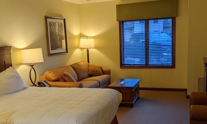 Ellicottville Resort | Deluxe Room at the Tamarack Resort (X08)