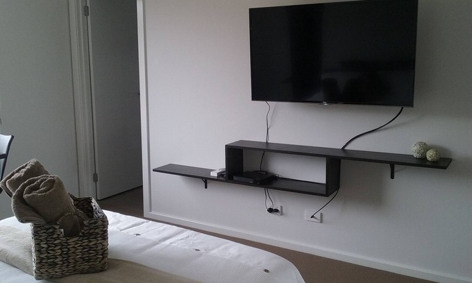Axedale Apartment | Deluxe Self-Contained Studio with King Size Bed