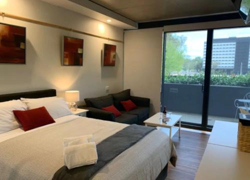 Lyneham Apartment | Deluxe Studio Apartment in the Center of Canberra - Hosted by CanStay