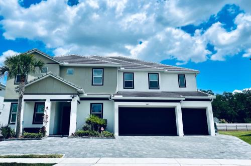 Kissimmee House | Deluxe themed private ROOMS - Ensuite Bath & Pool Access by Casa Da Jura