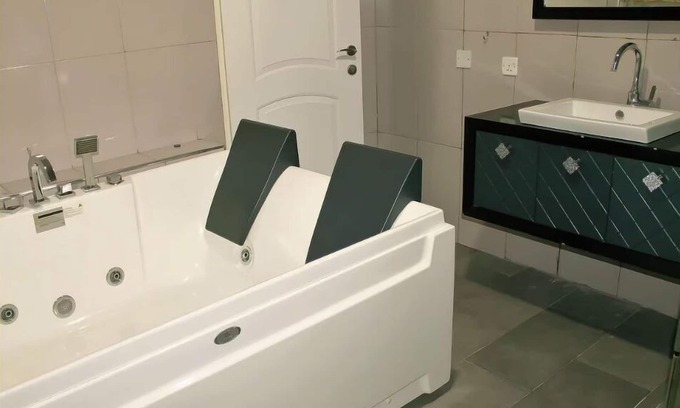 Obuasi Apartment | Deluxe Twin Room