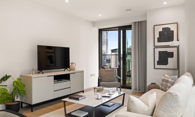 Canary Wharf Apartment | Deluxe two bedroom Canary Wharf apartment with river views