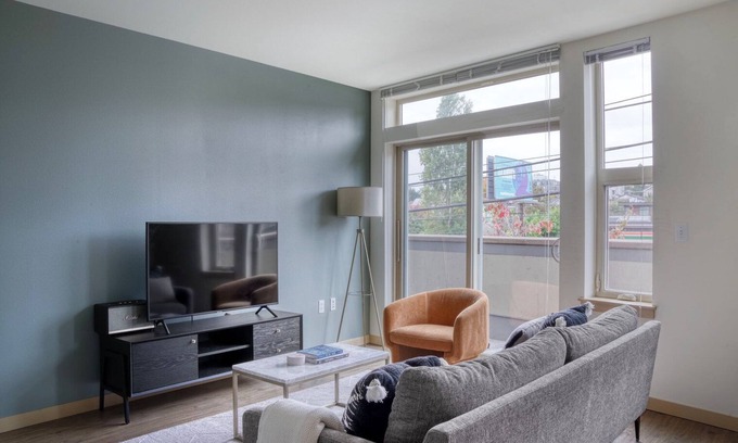 Wallingford Apartment | Deluxe Wallingford Jr 1BR w/BBQ, nr Dining & Shopping, by Blueground