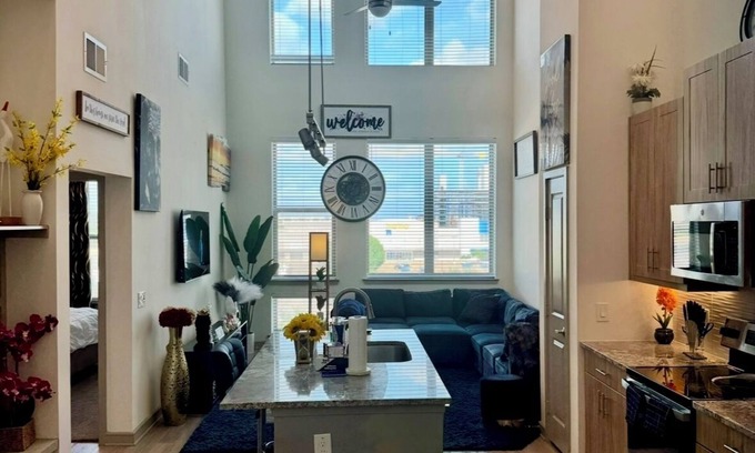 Dallas Apartment | Demure loft by the Galleria & access to Pool & Gym