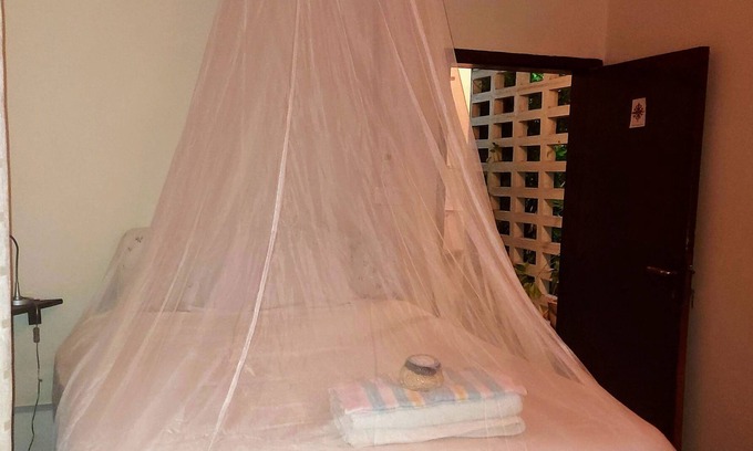Osu Bed & Breakfast | Denkyem: WiFi, AC & fan, fridge in room, share kitchen. Incl. breakfast