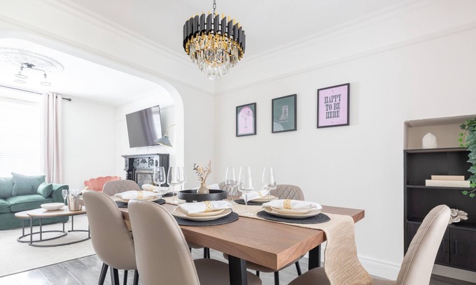 Londonderry House | Derry City, Northern Ireland - Primrose, 6 Guests - Derry (Tourists, Contractors, Relocation)