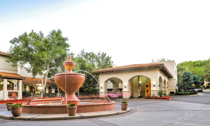 Sedona Resort | Desert Adventure Awaits! Pool, Spa, Restaurant, Free Parking!