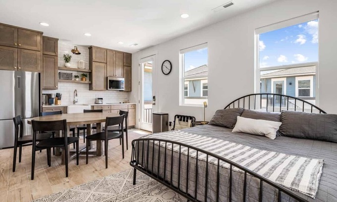 St. George House | Desert Brooke Casita: Desert Color Lagoon + Beaches