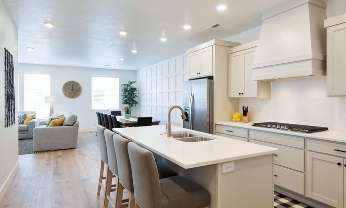 St. George House | Desert Color Lake House: Desert Color Lagoon + Beaches
