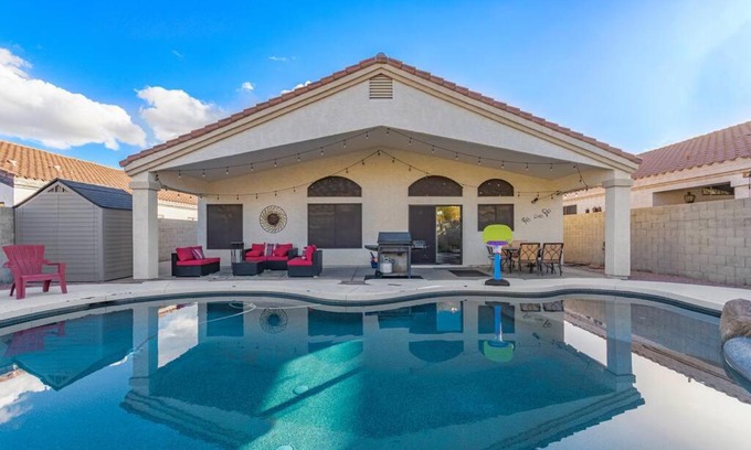 Chandler House | Desert Dame CHIC Family Retreat FREE POOL HEAT!