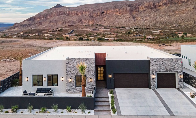 Hurricane House | Desert Oasis Retreat Pool Hot Tub Golf Access