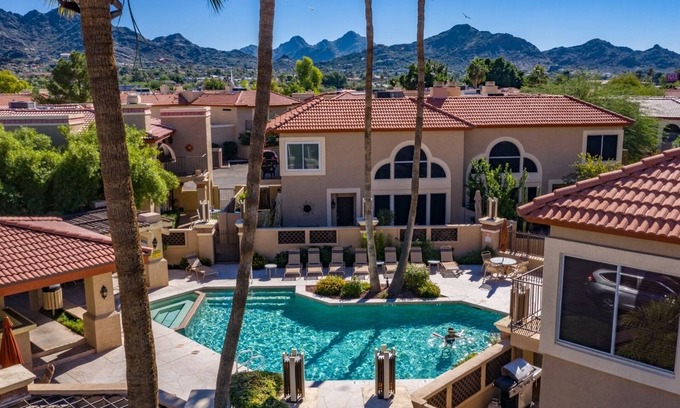 North Mountain Condo | 🌵Desert retreat gated, 3 pools, King beds, cable, WiFi, free parking, PAC MAN😃