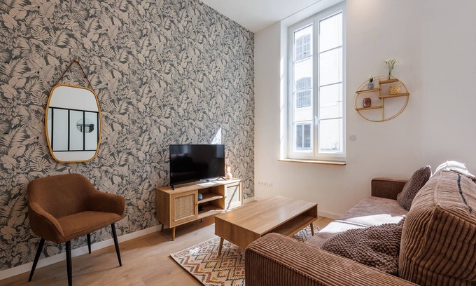 Prefecture Apartment | DESIGN FLAT 4/8P in the HEART of Marseille A/C ♥🇫🇷